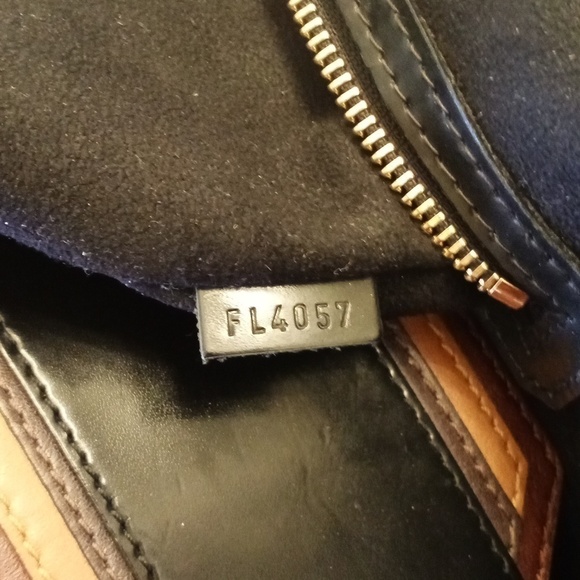 𝅺AUTHENTIC Louis Vuitton Handbag - Picture 17 of 17